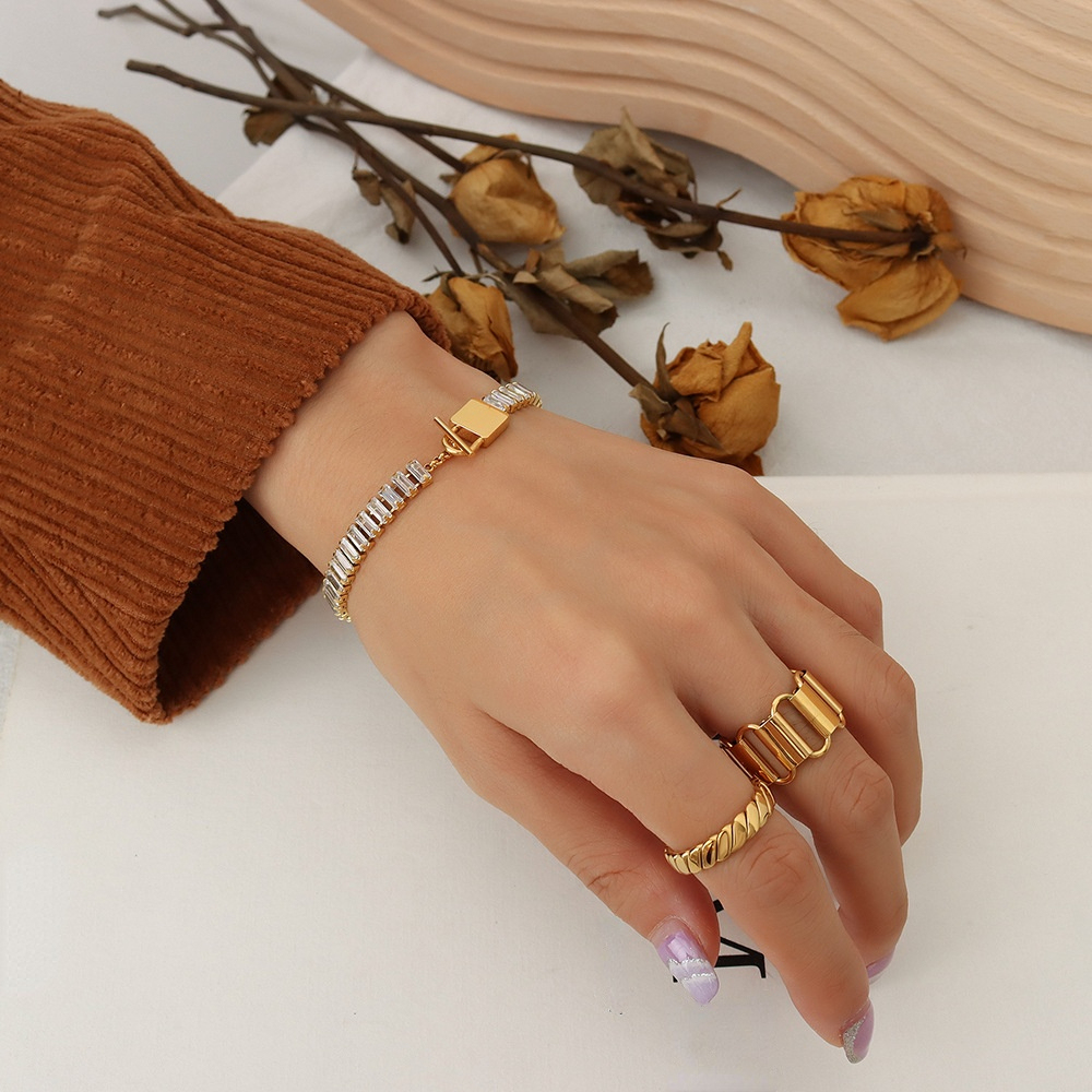 【售价都小于限时促销】Diamonds Splicing OT Lock Luxury Bracelet