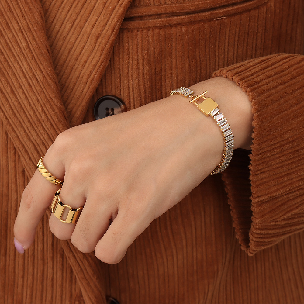 【售价都小于限时促销】Diamonds Splicing OT Lock Luxury Bracelet