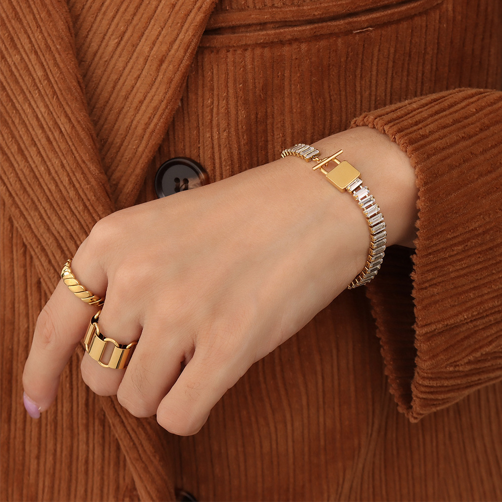 【售价都小于限时促销】Diamonds Splicing OT Lock Luxury Bracelet